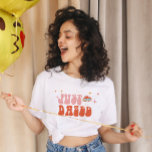 Dazed and Engaged Retro 70s Bachelorette Party T Shirt<br><div class="desc">Den här designen har ett 70-talets svep som bara är bländad återblomma,  svamp och ring. Se hela samlingen för mer matchande objekt!</div>