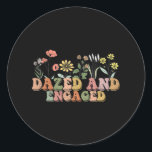 Dazed and Engated Bachelorette Party Wildblommor R Runt Klistermärke<br><div class="desc">Dazed and Engated Bachelorette Party Wildblomma Retro</div>