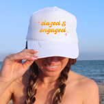 Dazed & Engaged Groovy Rosa & Orange Bachelorette Keps<br><div class="desc">Den här lysande utformningen av rosa och orange är en perfekt för en groovy bachelorette-fest!</div>
