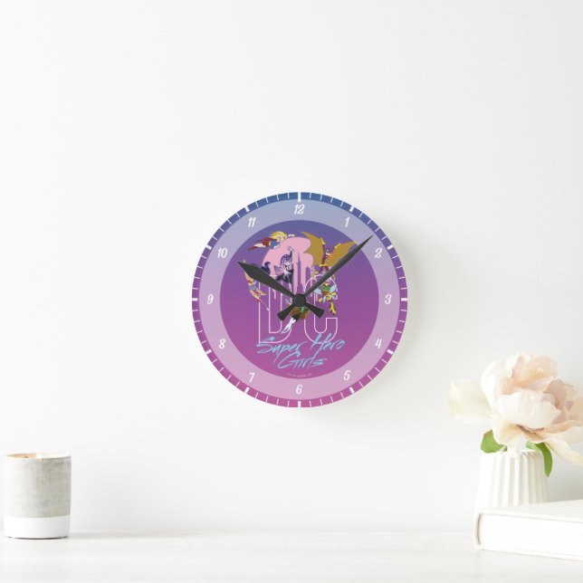DC Toppen Hero Girls Skyline Rund Klocka (Hem)