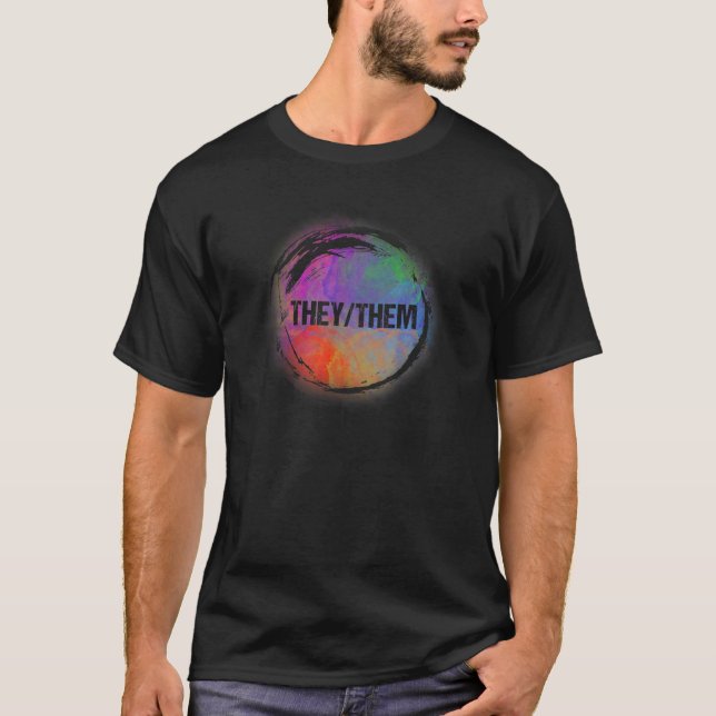 De använder Pronounars LGBTQ-Pride med icke-binär  T Shirt (Framsida)