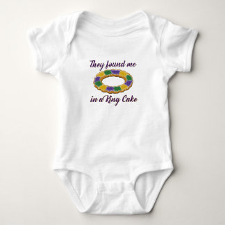 De grundar mig i en kungtårta t-shirt