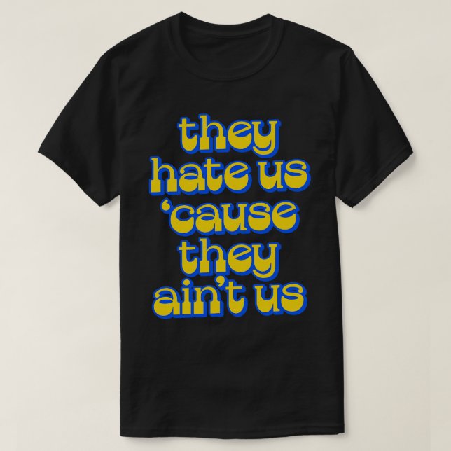 De hatar oss för att de skrämmer oss. t shirt (Design framsida)