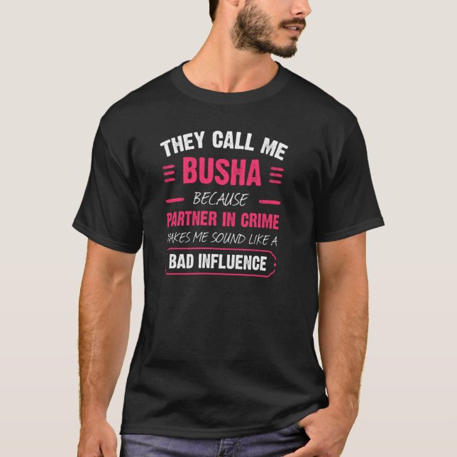De kallar mig Busha för att partner i brottstilt T Shirt (Framsida)