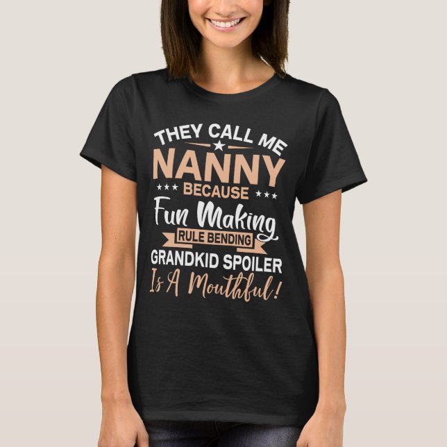 De kallar mig Nanny Mors dag Gift T Shirt (Framsida)