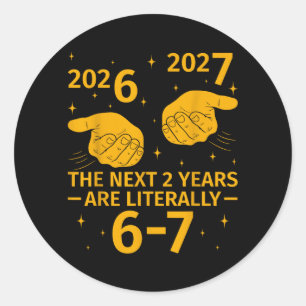 De kommande 2 åren är 6-7 Roliga 67 Meme NYE 2026 Runt Klistermärke