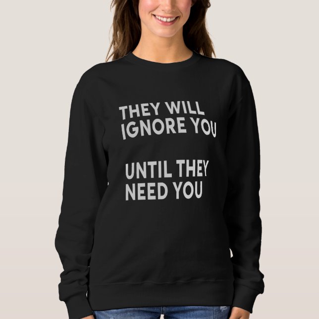 De kommer att ignorera dig tills de behöver dig kv t shirt (Framsida)