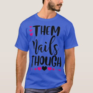 De naglar trots den söta nagel-teknikmanicurist na t shirt