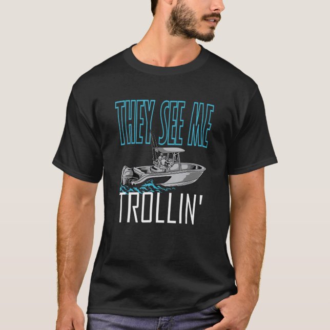 De ser mig med båtfiskebåten Trolli T Shirt (Framsida)