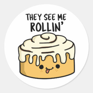 De ser mig Rollin Funny Cinnamon Roll Pun Runt Klistermärke