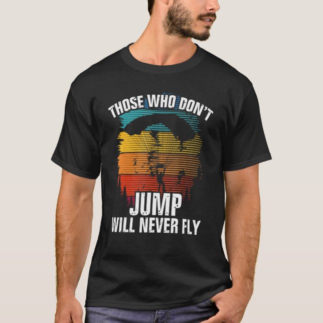 De som inte hoppar kommer aldrig att flyga parachu t shirt (Framsida)