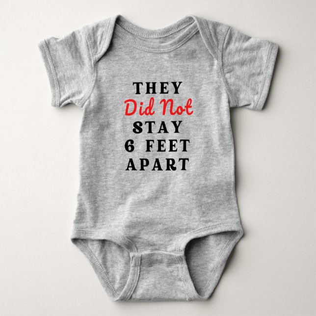 DE STANNADE INTE 6 FODER LÄNGE BORTA BABY BODYSUIT T SHIRT (Framsida)