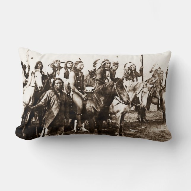 De väldiga krigarna för Sioux vintageindier Lumbarkudde (Framsida)