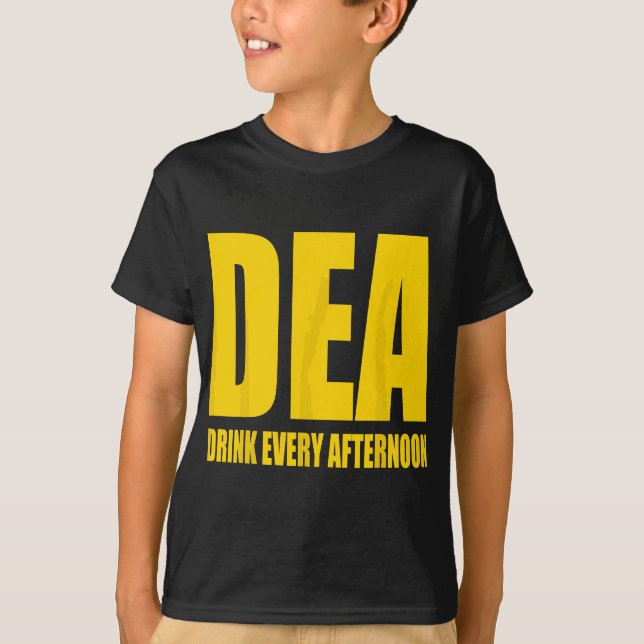 DEA - Drick varje eftermiddagseftermiddag Lustigt  T Shirt (Framsida)