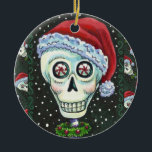 DEAD HEAD SANTA SKULL, CHRISTMAS SKELETON HUMOR JULGRANSPRYDNAD KERAMIK<br><div class="desc">PERFEKT FÖR SKELLIGT ÄLSKARE. SKULL,  WREATH OCH PEPPERMINTS ORNAMENT *Anpassa ... .Sök efter matchande objekt Susan Brack-design</div>