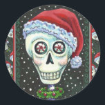 DEAD HEAD SANTA SKULL, CHRISTMAS SKELETON HUMOR RUNT KLISTERMÄRKE<br><div class="desc">PERFEKT FÖR SKELLIGT ÄLSKARE. FÄRGSKULL-,  WREATH- OCH PEPPERMINTS-KÄRNOR *Anpassa ... .Sök efter matchande objekt Susan Brack-design</div>