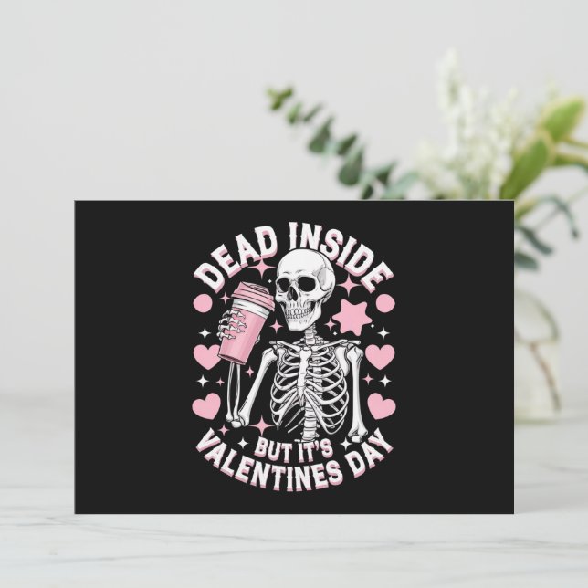 Dead Inside, men det är Valentines day Funny Skele Inbjudningar (Stående Fram)
