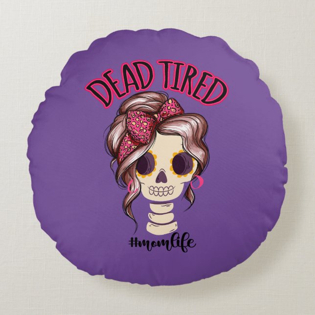 Dead Tired Mamma Life Skeleton Messy Bun Bandana Rund Kudde (Framsidan)