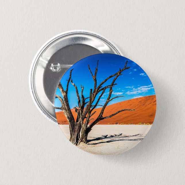 Dead träd i Deadvlei, Namibia Knapp (Framsida & baksida)