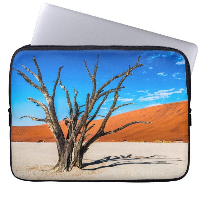 Dead träd i Deadvlei, Namibia Laptop Fodral (Framsidan)