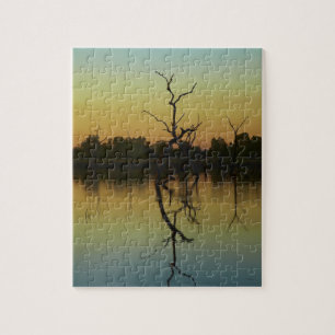 Dead träd reflekterat i Lilj Bäck Lagoon, gryning Pussel