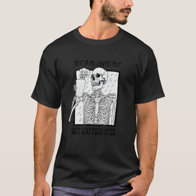 Deaded Inside but Caffeinated Skeleton Coffee Mana T Shirt (Framsida)