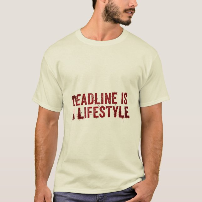 Deadline Is A Lifestyle Funny Distressed Red Typog T Shirt (Framsida)
