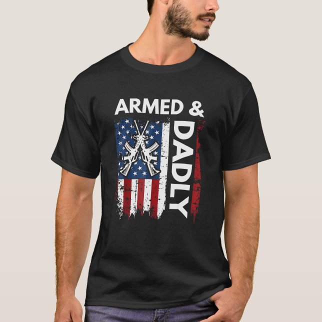 Deadly Father Fathers Day Gun Pun Armed And Dadly T Shirt (Framsida)