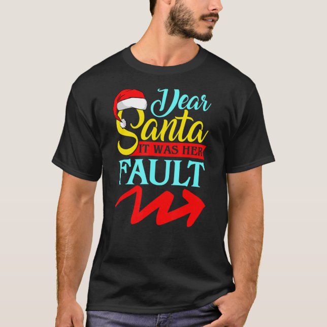 DEAR SANTA IT WAS HER FAULT (Arrow Pointing Right) T Shirt (Framsida)