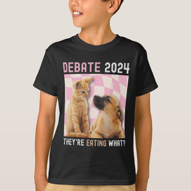 Debatt om valet 2024 Pets Hund Cat De äter nu T Shirt (Framsida)