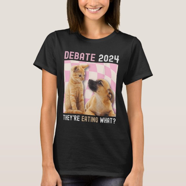 Debatt om valet 2024 Pets Hund Cat De äter nu T Shirt (Framsida)