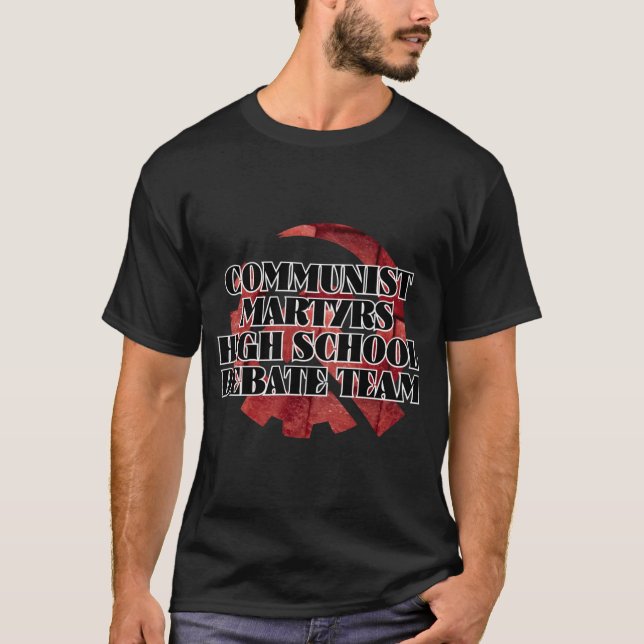 DEBATTERAD KOMMUNISK MARTYRS HÖGA SKOLAN T SHIRT (Framsida)