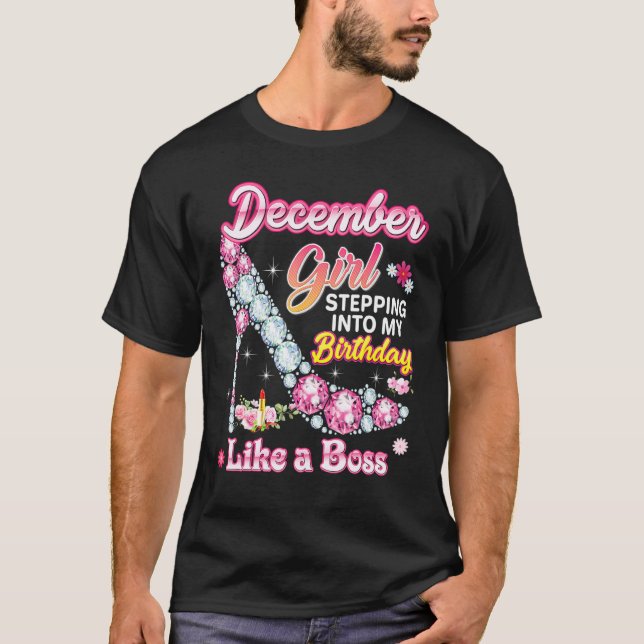 December Girl som går in i min födelsedag som en b T Shirt (Framsida)