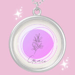December Holly Berry Necklace - Personlig Silverpläterat Halsband<br><div class="desc">"December Holly Berry Necklace", en firande av december månads unika charm och värme. Det här utsökta halsbandet visar Holly Berry, ett symbol för fred och glädje under vintersäsongen, som ställs mot en känslig lavandecirkel. Anpassa den med ett namn i ett snyggt-teckensnitt för att skapa en verkligt unik gåva. Det är...</div>