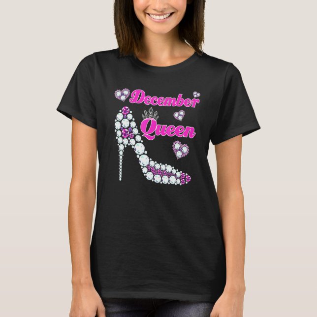 December Queen Happy Birthday High Heel Born Decem T Shirt (Framsida)