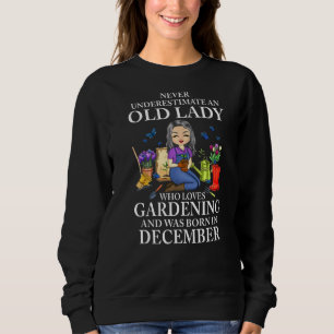 December underskatta aldrig en gammal Dam som Kärl T Shirt