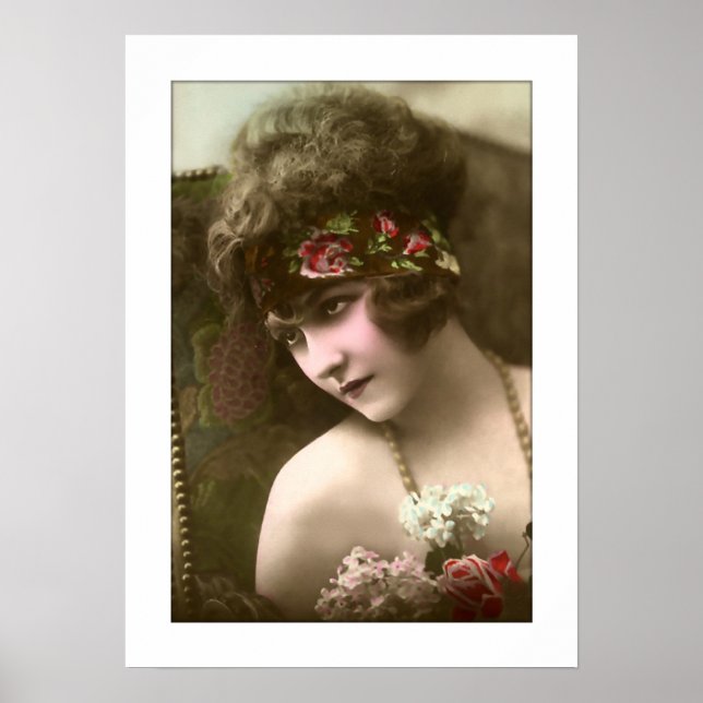 deco-flicka, pärlor, blommor med sittande stol poster (Framsidan)