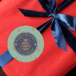 Decor ro vid marinsjön God jul vid Guld vid Träd Runt Klistermärke<br><div class="desc">Hand plockade gräs slumpmässigt mönster och en metallisk kopparjordad Julgran-dekoration över en liten grönt och mörk vid midnattsflottans blå kritbakgrund med runda typografi av träd.         Anpassa den med önskemål/text/familj namn!          Lämpligt som försegling för gåvor eller utskick av helgdagar från säsong under jul/vinter.</div>
