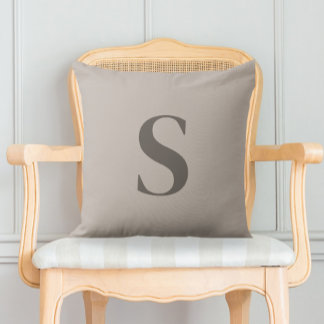 Decorative cushion with initial kudde