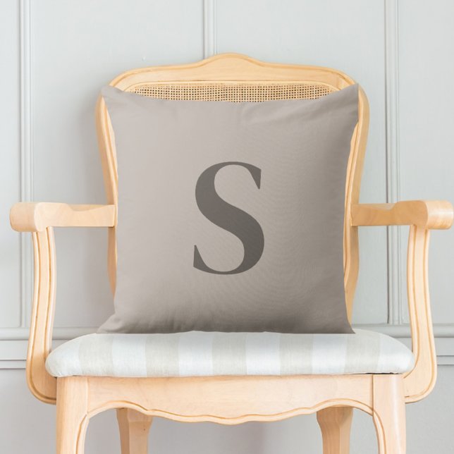 Decorative cushion with initial kudde (Skapare uppladdad)