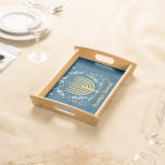 Decorative Menorah Hanukkah Frukostbricka<br><div class="desc">Lägg till lite Chanukah-dekoration i ditt hushåll den här säsongen. Den dekorativa Hanukkah-serveringsbrickan har en guld-menorah omgiven av löv,  stjärnor och snurrar mot en rik blå bakgrund. Lägg till ditt eget meddelande nedan. Tillgängligt med matchande produkter.</div>