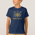 Decorative Menorah Hanukkah T Shirt<br><div class="desc">Fira festivalen i Ljus med denna dekorativa Hanukkah barn t-shirt med en guld-menorah omgiven av löv,  stjärnor och snurrar. Lägg till ditt eget meddelande i en ljus gult under. Perfekt för de åtta galna dagarna och nätterna! Tillgängligt med matchande produkter.</div>