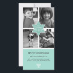 Decorative Typography Aqua Star of David Hanukkah Julkort<br><div class="desc">En stor fyrakesisk stjärna av David är den centrala biet i detta Hanukkah-fotokort. Stjärnan skriver ut i mitten av fyra egna färg eller svartvita foton. Orden "Festival of Ljus" skriver ut inuti stjärnan med både invändig strålning och utstrålning från stjärnan för att göra ett vackert Hanukkah-hälsningskort. En enkel menorah skrivs...</div>