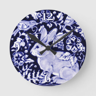 Dedham Blue Rabbit, Classic Blue & White Design Rund Klocka