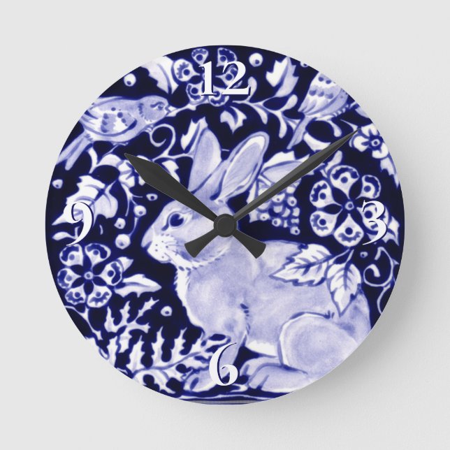 Dedham Blue Rabbit, Classic Blue & White Design Rund Klocka (Framsida)