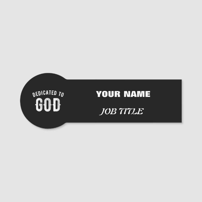 DEDIKERAD TILL GOD ANPASSADE COOLA VITTEXT NAMNBRICKA (Framsida)