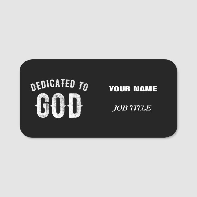 DEDIKERAD TILL GOD ANPASSADE COOLA VITTEXT NAMNBRICKA (Framsida)