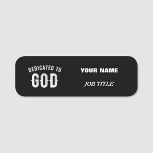 DEDIKERAD TILL GOD ANPASSADE COOLA VITTEXT NAMNBRICKA