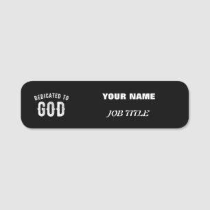 DEDIKERAD TILL GOD ANPASSADE COOLA VITTEXT NAMNBRICKA