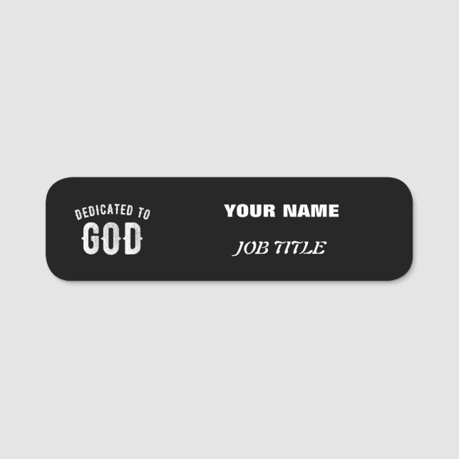 DEDIKERAD TILL GOD ANPASSADE COOLA VITTEXT NAMNBRICKA (Framsida)